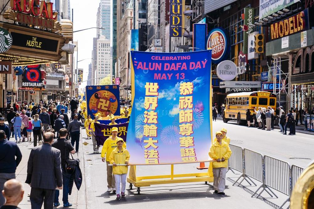 Transparente mit der Aufschrift „Wir feiern den Welt-Falun-Dafa-Tag“ und „Wir wünschen dem Meister alles Gute zum Geburtstag“