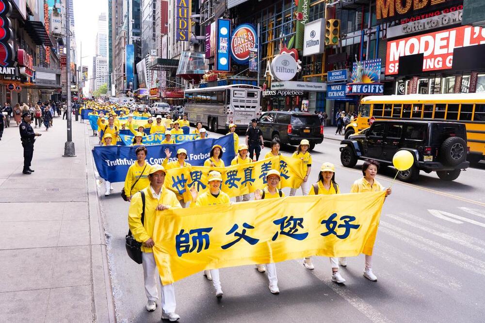 Transparente mit der Aufschrift „Falun Dafa“ und den Prinzipien „Wahrhaftigkeit, Güte und Nachsicht“