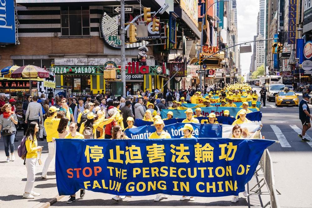 Transparente fordern das Ende der Verfolgung von Falun Dafa in China.