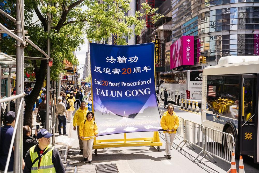 Ein Transparent fordert das Ende der 20-jährigen Verfolgung von Falun Dafa.