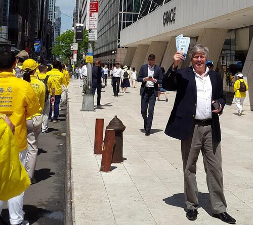 Christopher Leonard sagt, dass sich viele seiner Kollegen die Parade durch die Fenster anschauen würden.