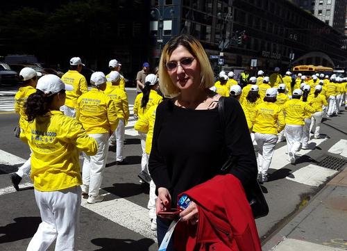Julia Mateo ist eine anerkannte Krankenschwester aus Australien. Sie glaubt, dass die Menschen in New York Falun Dafa unterstützen, sobald sie die Parade gesehen haben.