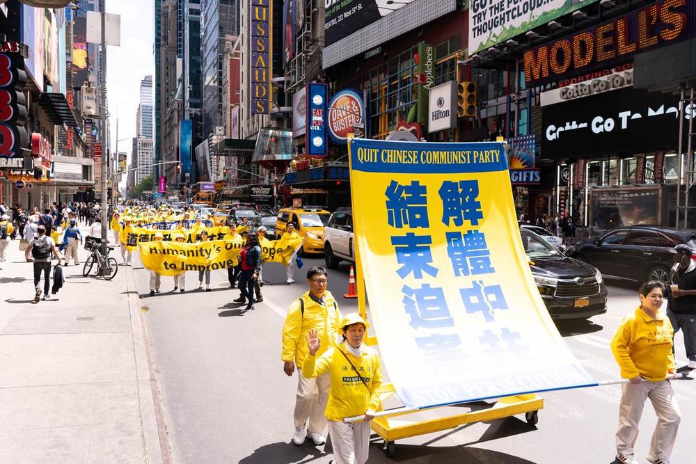 Transparent mit der Aufschrift „Beendet die Verfolgung, löst die Kommunistische Partei Chinas auf“