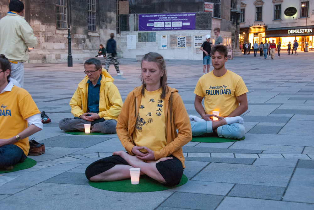 Falun-Dafa-Praktizierende bei der Mediation am Wiener Stephansplatz.