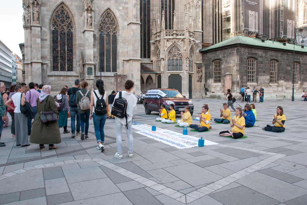 Falun-Dafa-Praktizierende aus Österreich informieren über die 