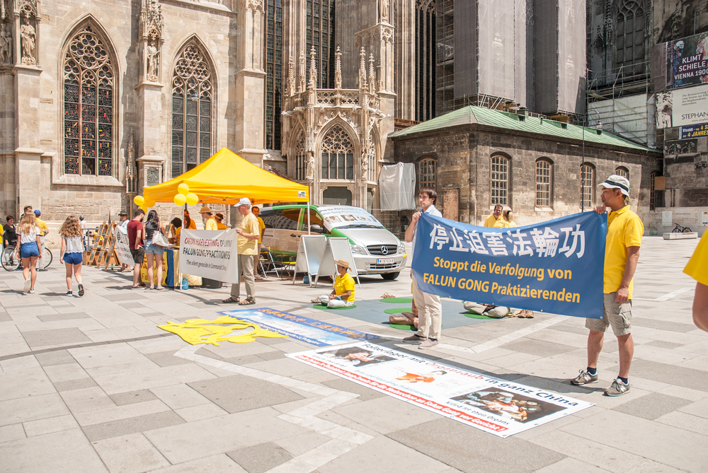 Falun-Dafa-Praktizierende versuchen mit friedlichen Mitteln ein Ende der Verfolgung herbeizuführen.