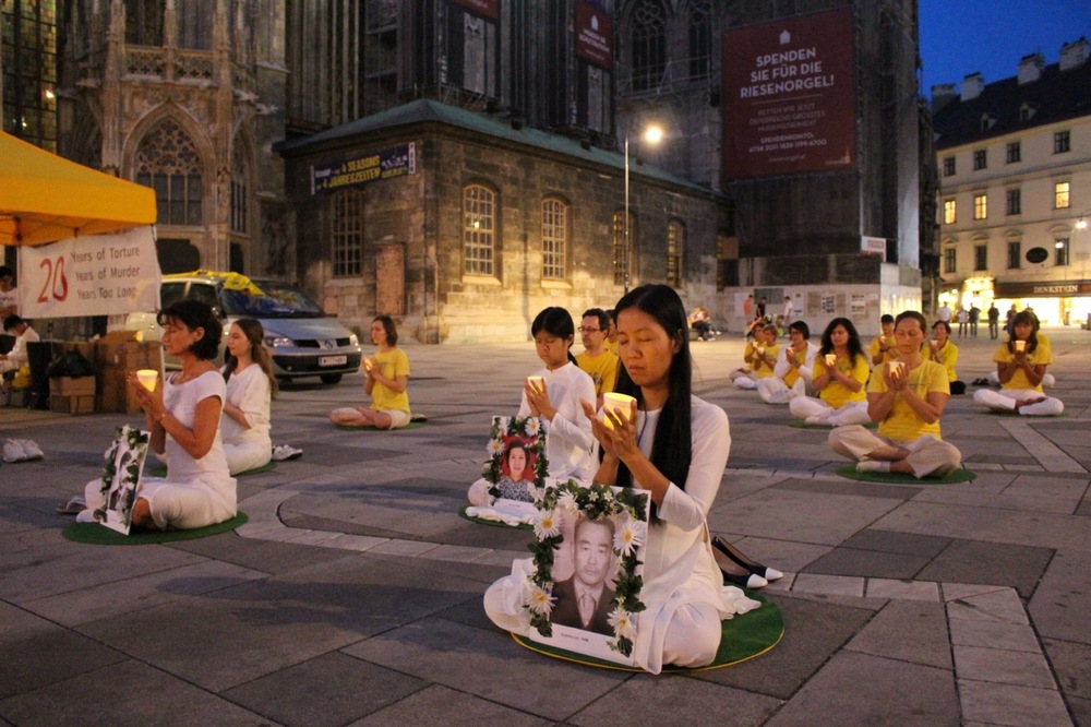 Falun-Dafa-Praktizierende am 19. Juli 2019 am Wiener Stephansplatz. © FDI Österreich