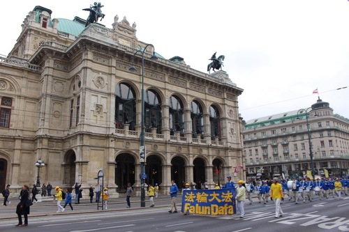 Die Parade startete bei der Wiener Staatsoper. © FDI Österreich 