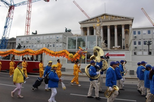 Parade zieht am Parlament vorbei. © FDI Östereich