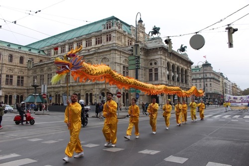 Der chinesische Drache tanzt sich warm. © FDI Österreich