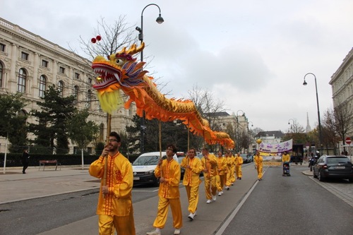 Chinesische Drache Richtung Maria Hilferstraße. © FDI Österreich