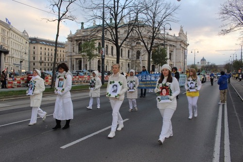 Weisse Damen tragen Opfer der Verfolgung. © FDI Österreich