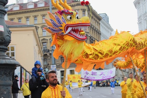Chinesische Drache beeindruckt die Zuschauer. © FDI Österreich