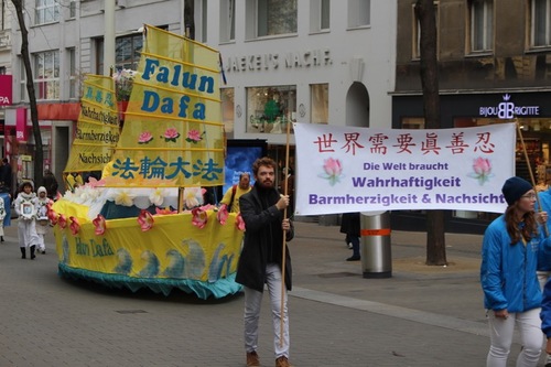 Falun Dafa Schiff, Maria Hilferstraße. © FDI Österreich