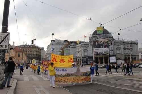 Parade passiert das Volkstheater. © FDI Österreich