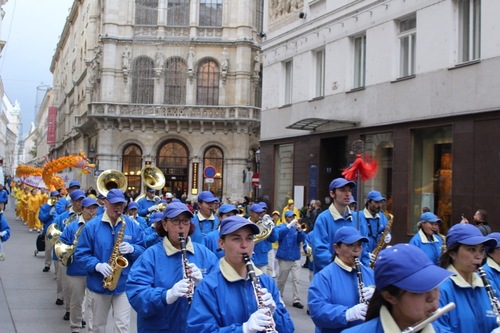 Die Tian Guo Marchingband die Herrengasse entlang. © FDI Österreich