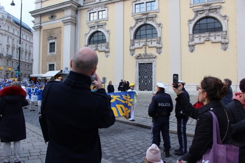 Viele Passanten fotografieren das Ereignis. © FDI Österreich