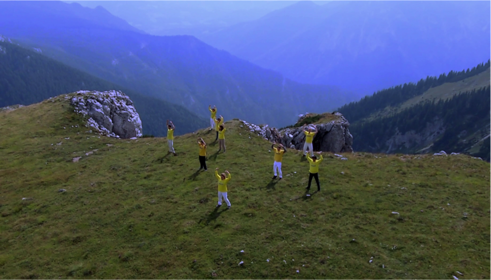 Falun Gong Übungen am Schneeberg.