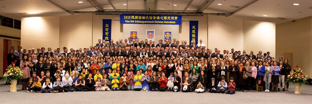 Gruppenfoto der Teilnehmer an der Fa-Konferenz in Berlin Quelle: Minghui.org