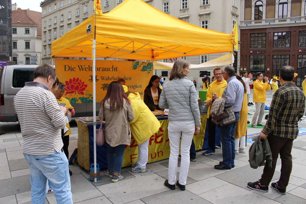 Falun-Dafa-Praktizierende informieren Passanten über Falun Dafa und die Verfolgung in China am Welt-Falun-Dafa-Tag 2019, Stephansplatz/Wien. © FDI Österreich