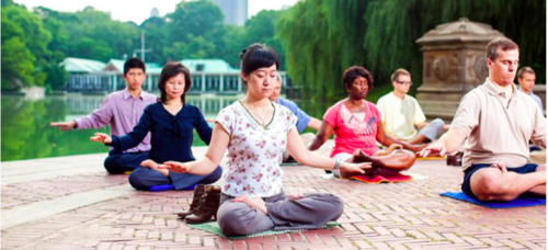 Falun Dafa-Praktizierende beim Ausführen der Sitzmeditation