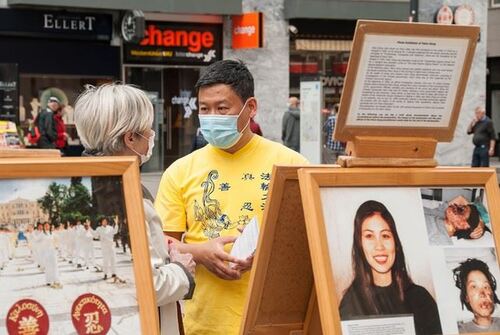 Falun-Dafa-Praktizierender am Wiener Stephansplatz. ©Ani Asvazadurian