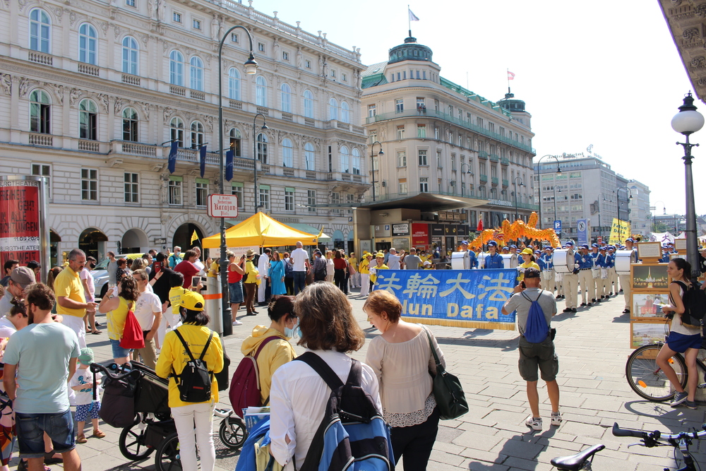 Kurz vor dem Start der Parade am Herbert-von-Karajan-Platz.