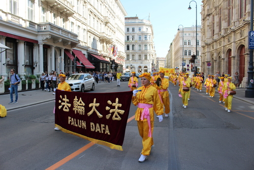 Hüfttrommlerinnen in traditioneller chinesischer Kleidung @ FDI Österreich