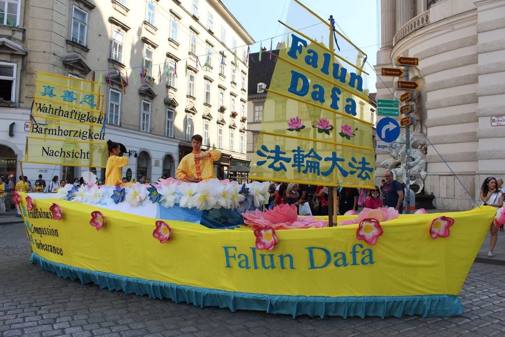 Darstellung der Falun-Dafa-Übungen am fahrenden Schiff. @ FDI Österreich