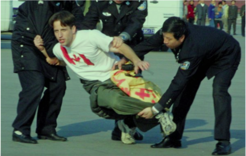 Verhaftung eines kanadischen Falun Gong-Praktizierenden am Platz des himmlischen Friedens in Peking, November 2001. Foto: Epoch Times