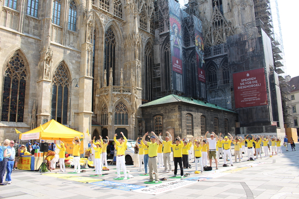Falun Dafa-Praktizierende vorm Wiener Stephansdom, September 2020. © FDI Österreich