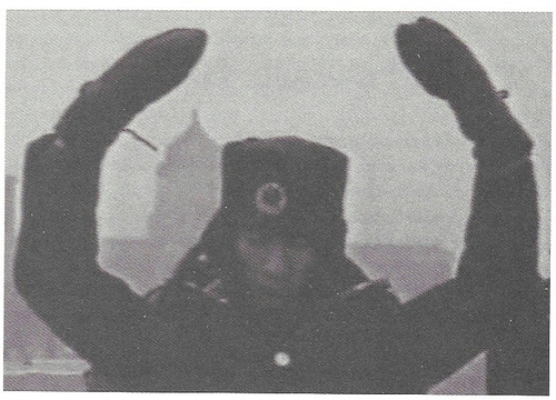 Ein Soldat der Volksbefreiungsarmee praktiziert Falun Gong in Changchun, vor 1999.