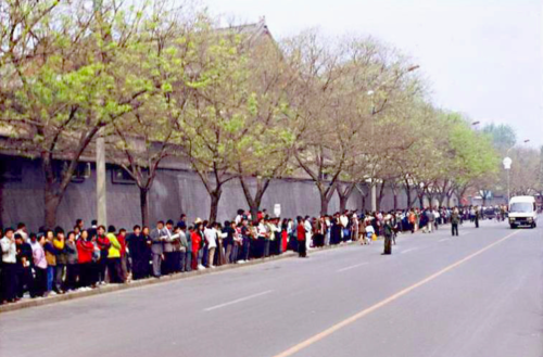 Friedlicher Appell an das Petitionsbüro in Peking am 25. April 1999. Foto: minghui.org