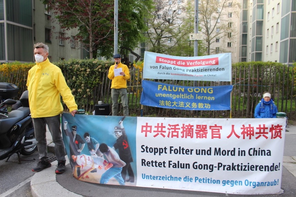 25. April 2021 Mahnwache vor der Chinesischen Botschaft in Wien. Foto: FDI Österreich