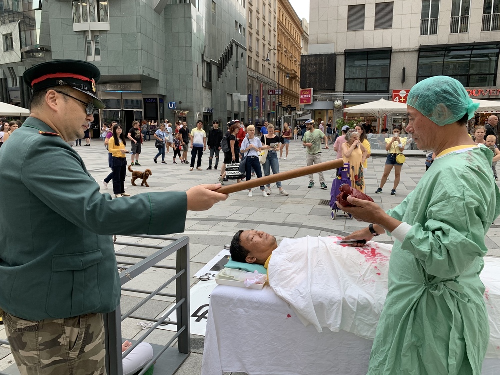 Organraub Nachstellung an Falun Gong-Praktizierenden, Stephansplatz, Wien Foto: FDI Österreich