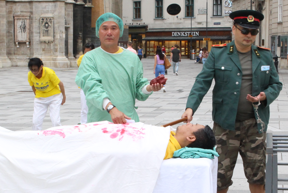Das österr. Transplantationsgesetz ist nicht für den Organtourismus nach China gewappnet. Foto: Organraubnachstellung, 17.07.2021 Stephansplatz Wien. © FDI Österreich