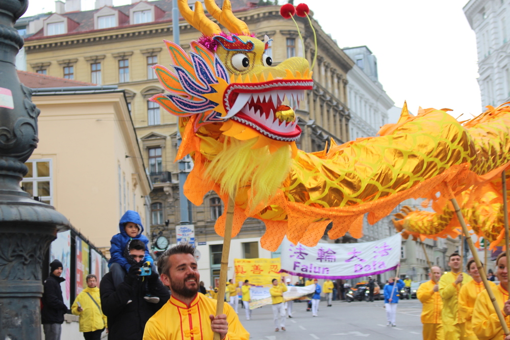 Drachentanz bei Falun-Dafa-Parade in Wien 2019 © FDN