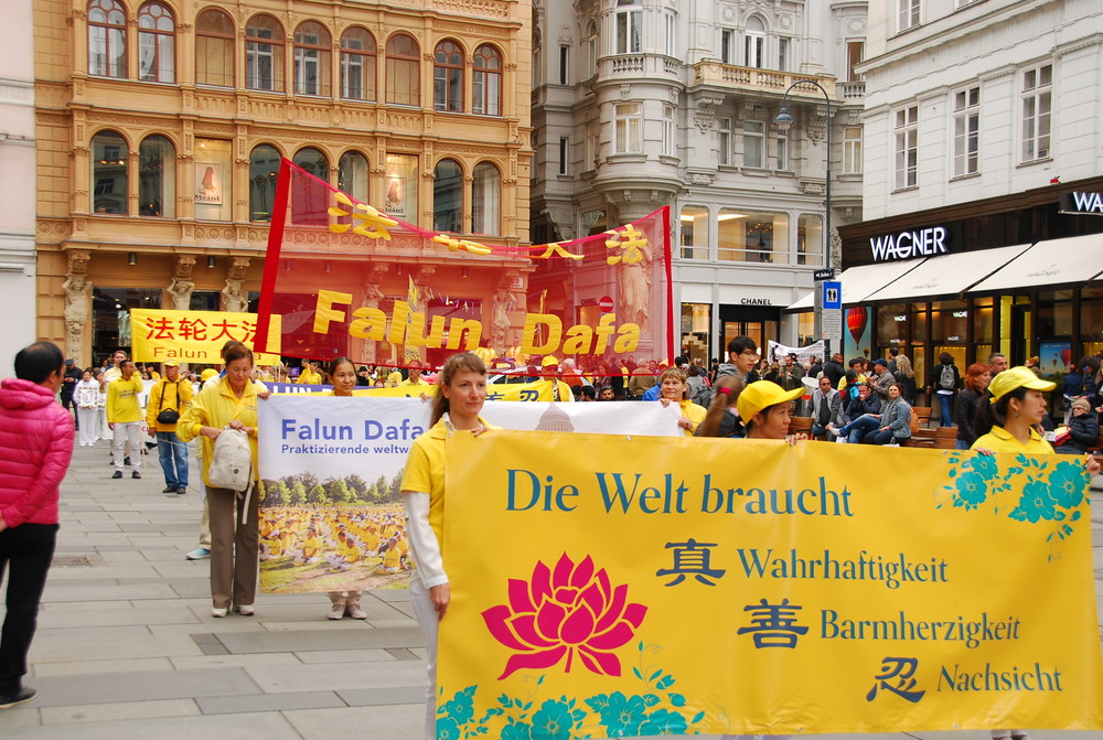 Falun Dafa Praktizierende bei einer Parade durch Wien's Innenstadt. © FDI