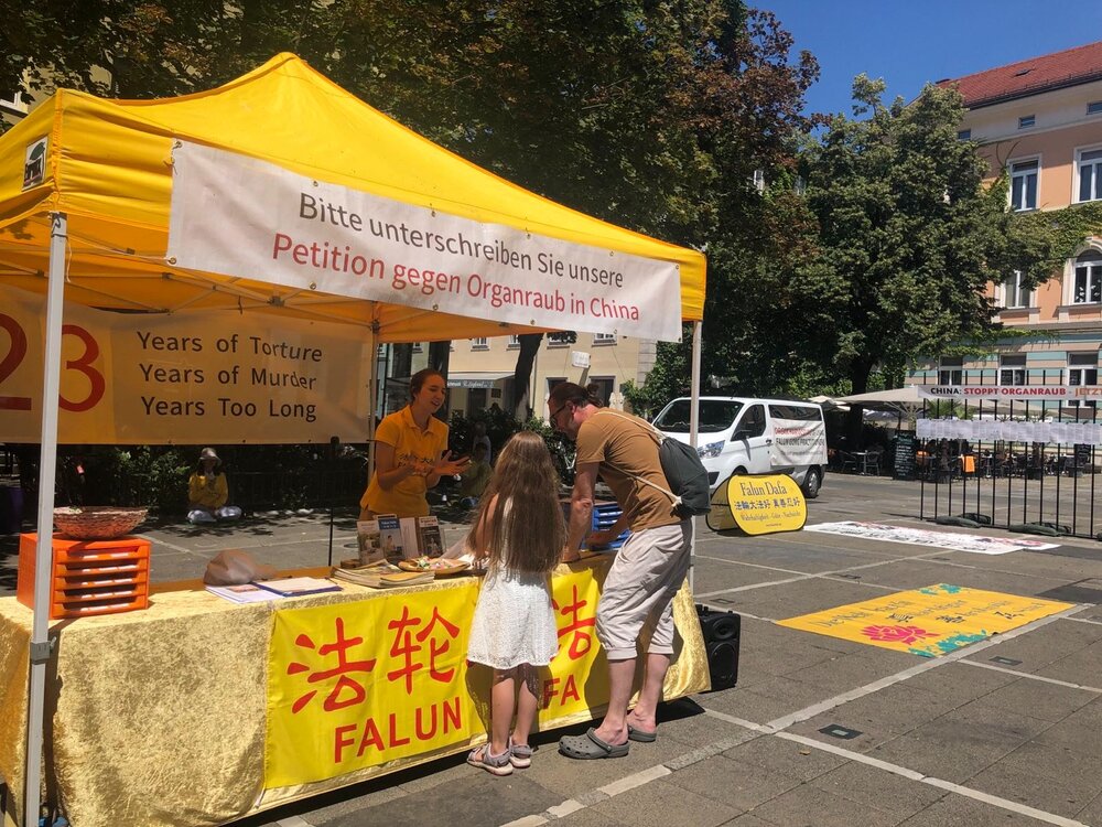 Graz, 18.07.2022 - Viele unterzeichneten gerne die Petition an das Bundeskanzleramt.