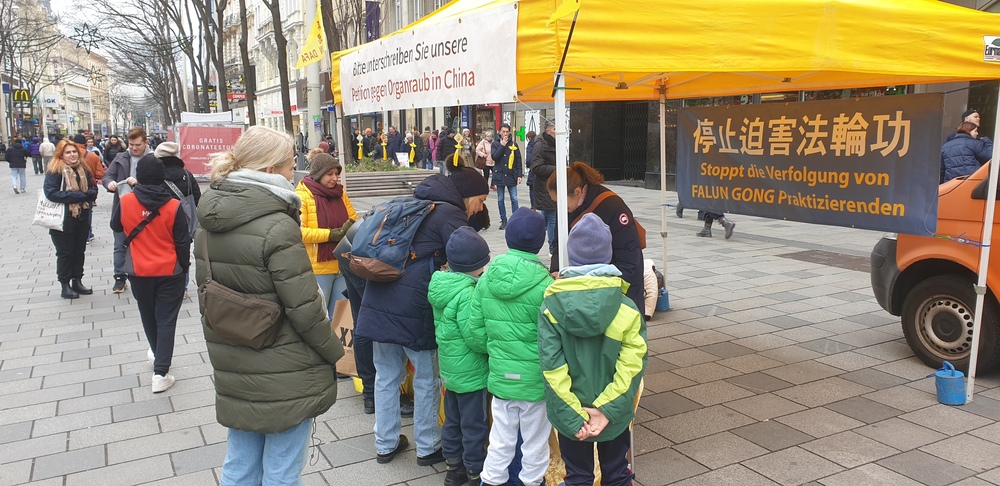 Kundgebung auf der Mariahilferstraße, Wien, gegen die Verfolgung von Falun Dafa, 08.12.2022 Foto:FDI