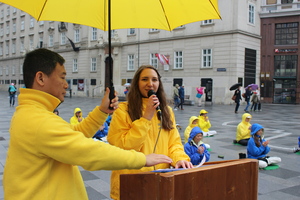 Falun-Dafa-Praktizierende trägt die Rede vor. Foto: FDI