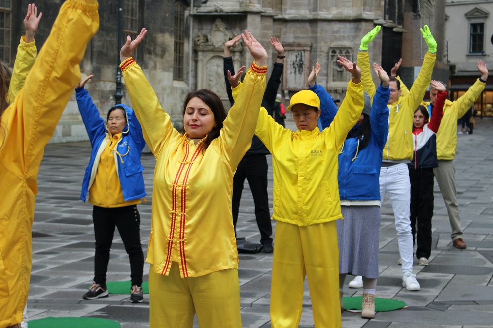 Eine Falun Dafa-Praktizierende zeigen die 3. Übung. Foto: FDI