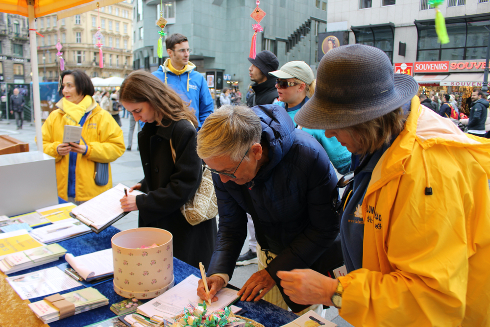 Viele Passanten unterzeichneten die Petition an die Öster. Bundesregierung gegen den Organraub in China. Foto: FDI