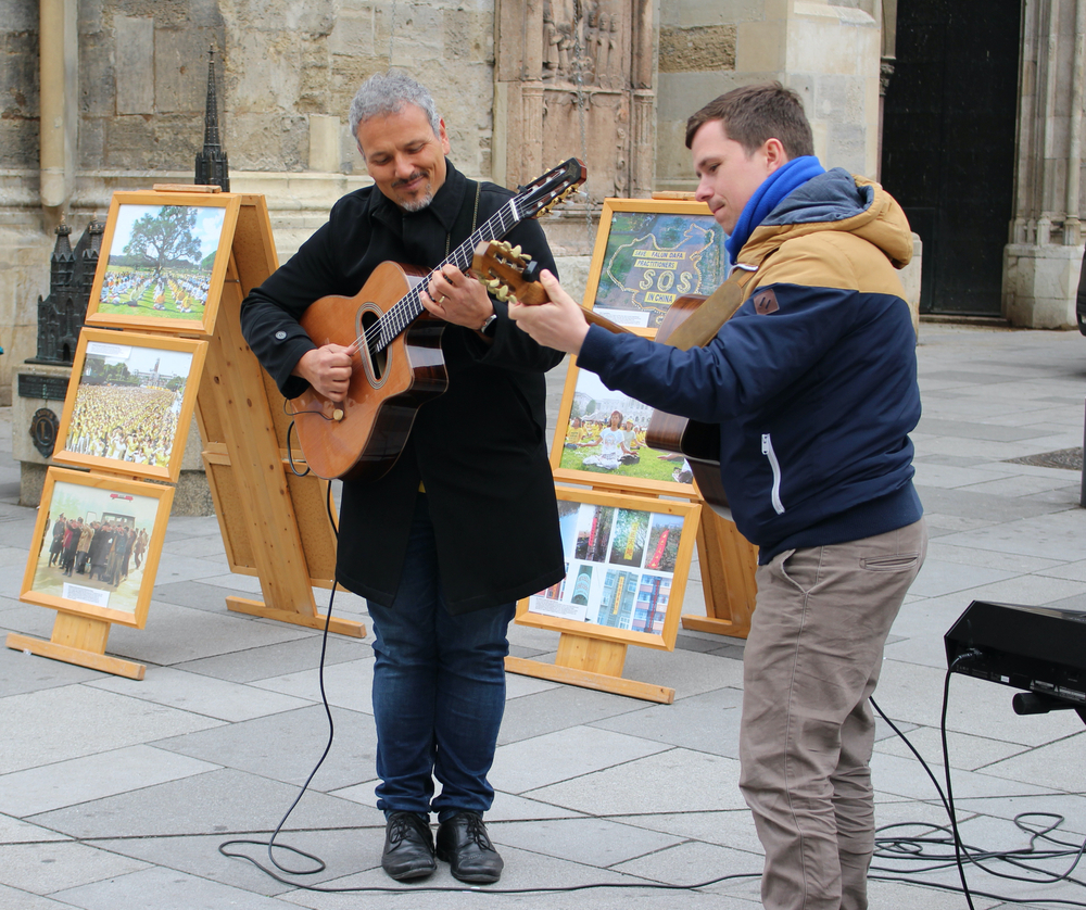 Falun-Dafa-Praktizierende musizieren. Foto: FDI