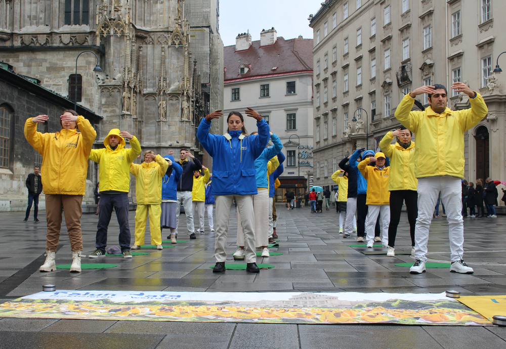 Hier wird die 2. Übung von Falun Dafa praktiziert. Foto: FDI