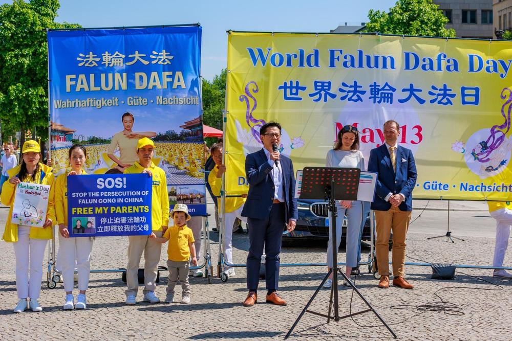 Lebin Ding spricht am Welt-Falun-Dafa-Tag in Berlin, einen Tag nach der Verhaftung seiner Elternin China. Foto: FDI