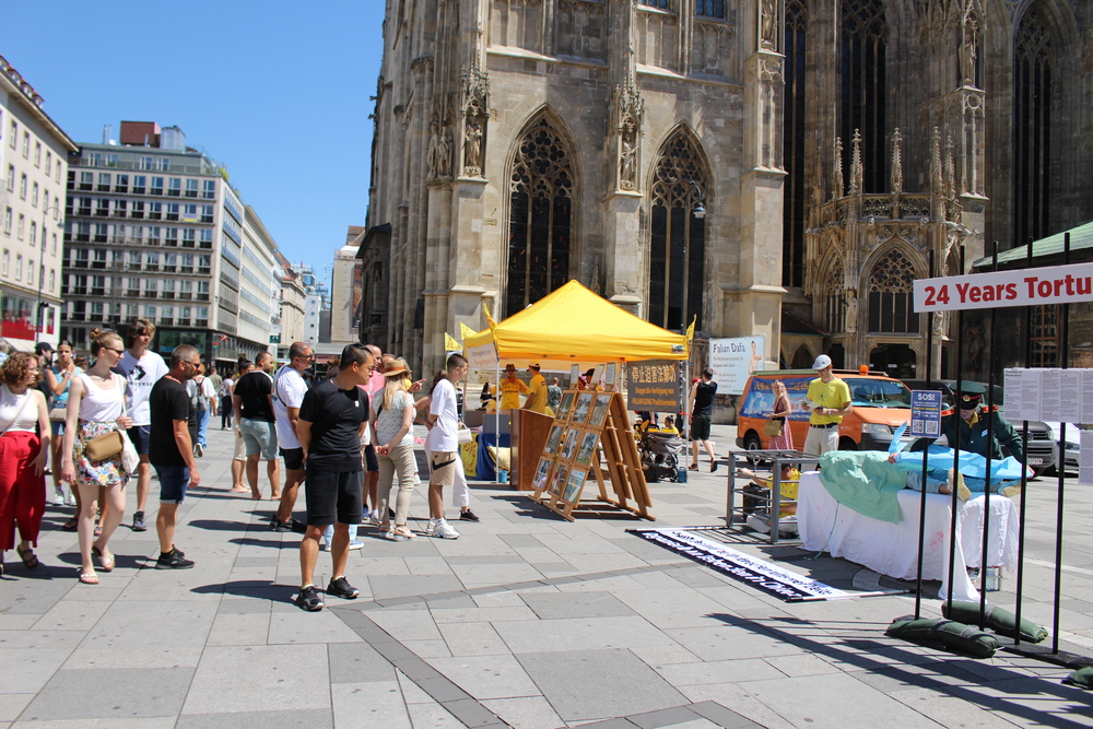 Passanten sind berührt von der Situation der verfolgten Falun-Gong-Praktizierenden in China. Foto: FDI Österreich