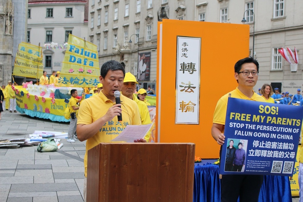 Lebin Ding mit seinem Protestplakat (re.) und Yong Wang, Obmann österreichischer Falun Dafa Verein (li.)