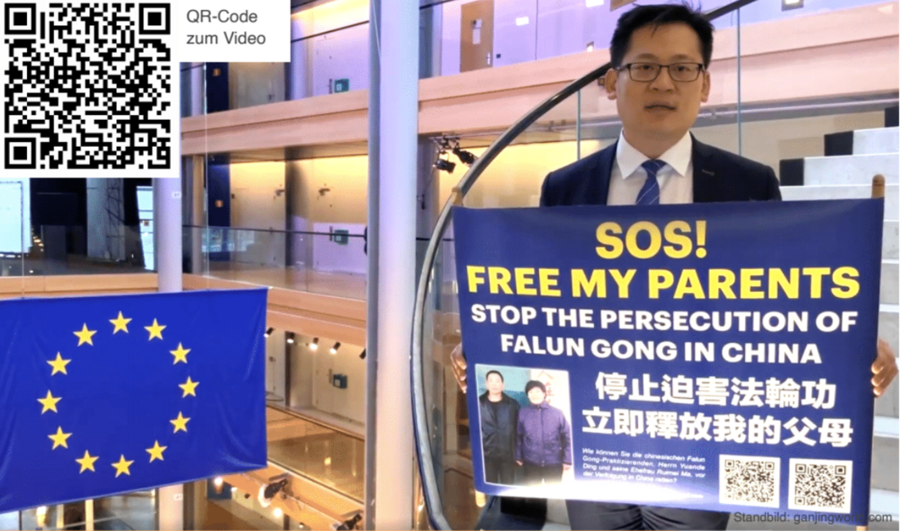 Der Sohn des zu Unrecht verhafteten Falun Gong-Praktizierenden Ding Yuande vor dem EU-Parlament in Straßburg. Foto: Ganjingworld.com
