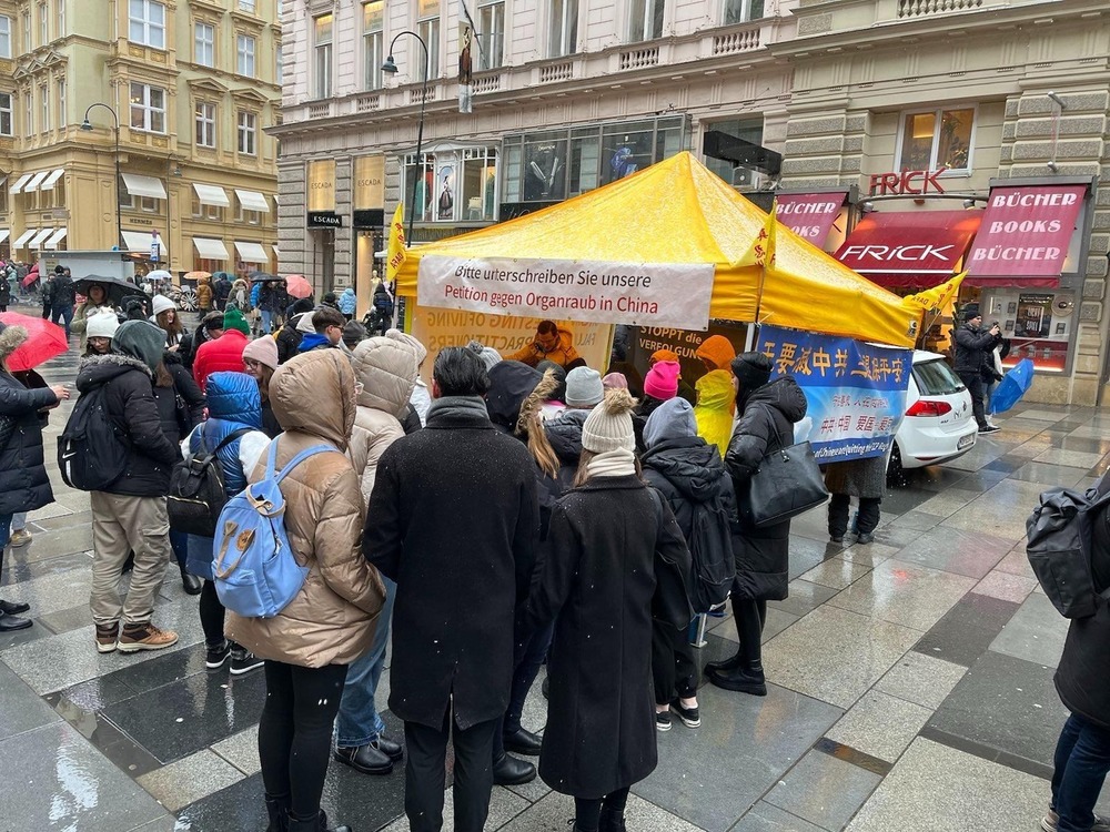 Passanten unterschreiben eine Petition gegen Organraub und gegen die Verfolgung von Falun Dafa in China. Graben, Wien, 10.12.2023 Foto: FDI